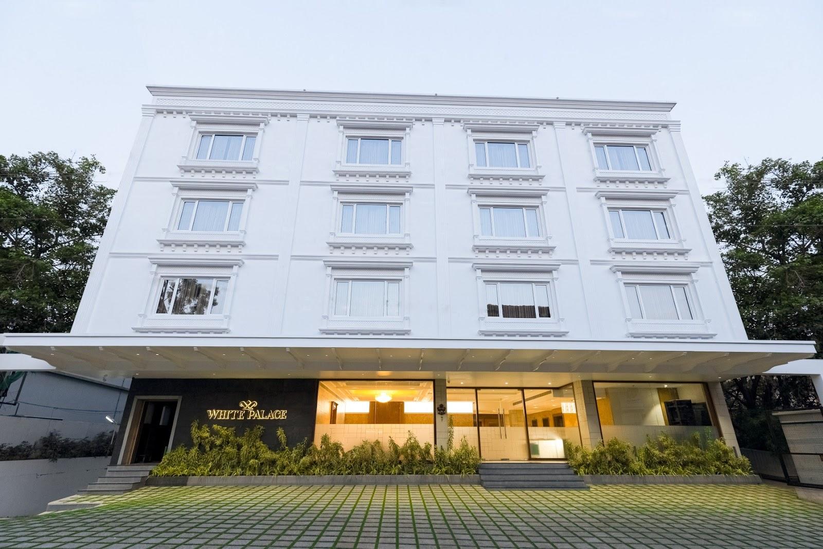 White Palace Hotel – photo 1