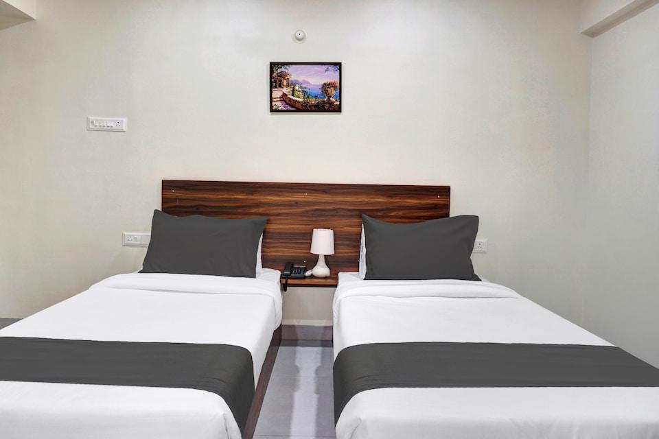 Super Townhouse Amanora Park Town – photo 2