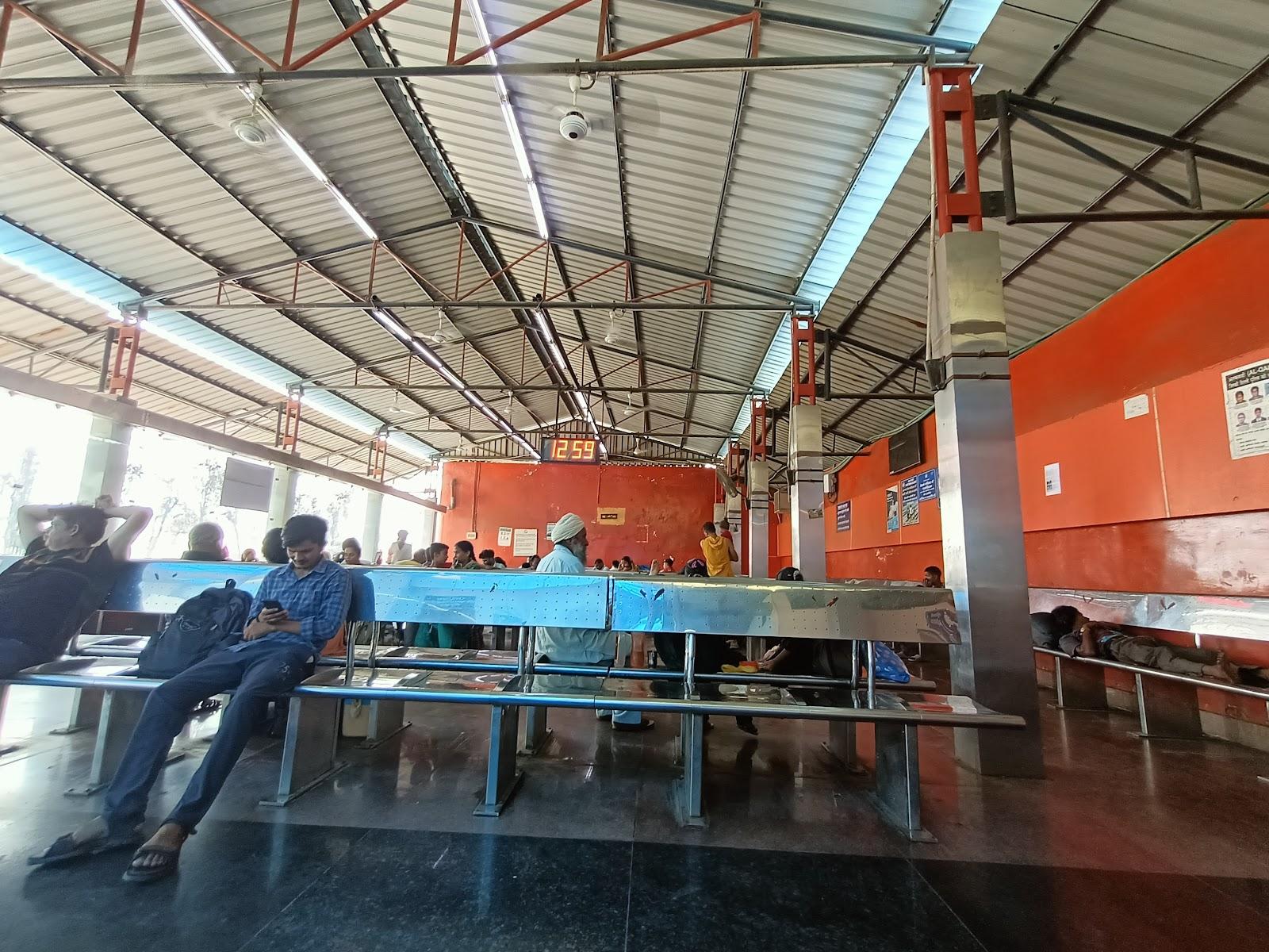 Delhi Station Sleeper Waiting Room – photo 2
