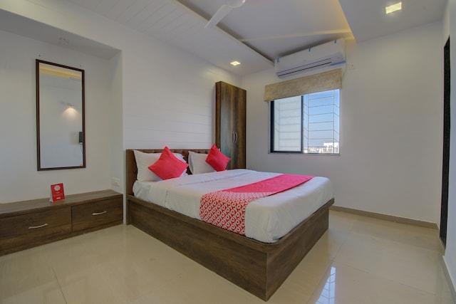 Super Hotel O RK's Regency Near Navale Hospital Back Gate – photo 3
