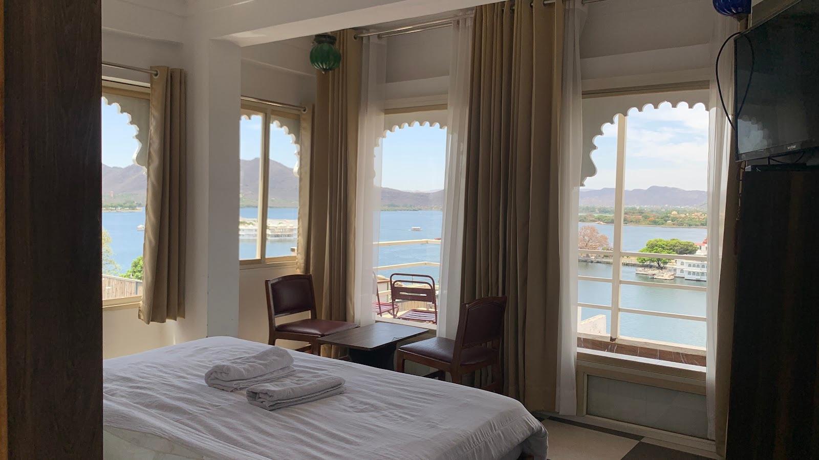 PEACOCK GUEST HOUSE :- LAKE VIEW HOTEL IN UDAIPUR – photo 4
