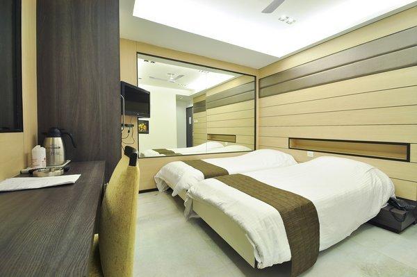 Hotel Esteem – photo 2