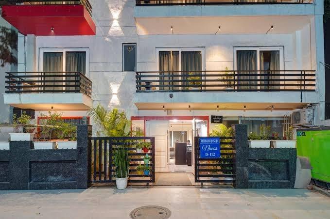 RJK Sector 49 Residency Near Huda Metro Station - King Room with Balcony – photo 1