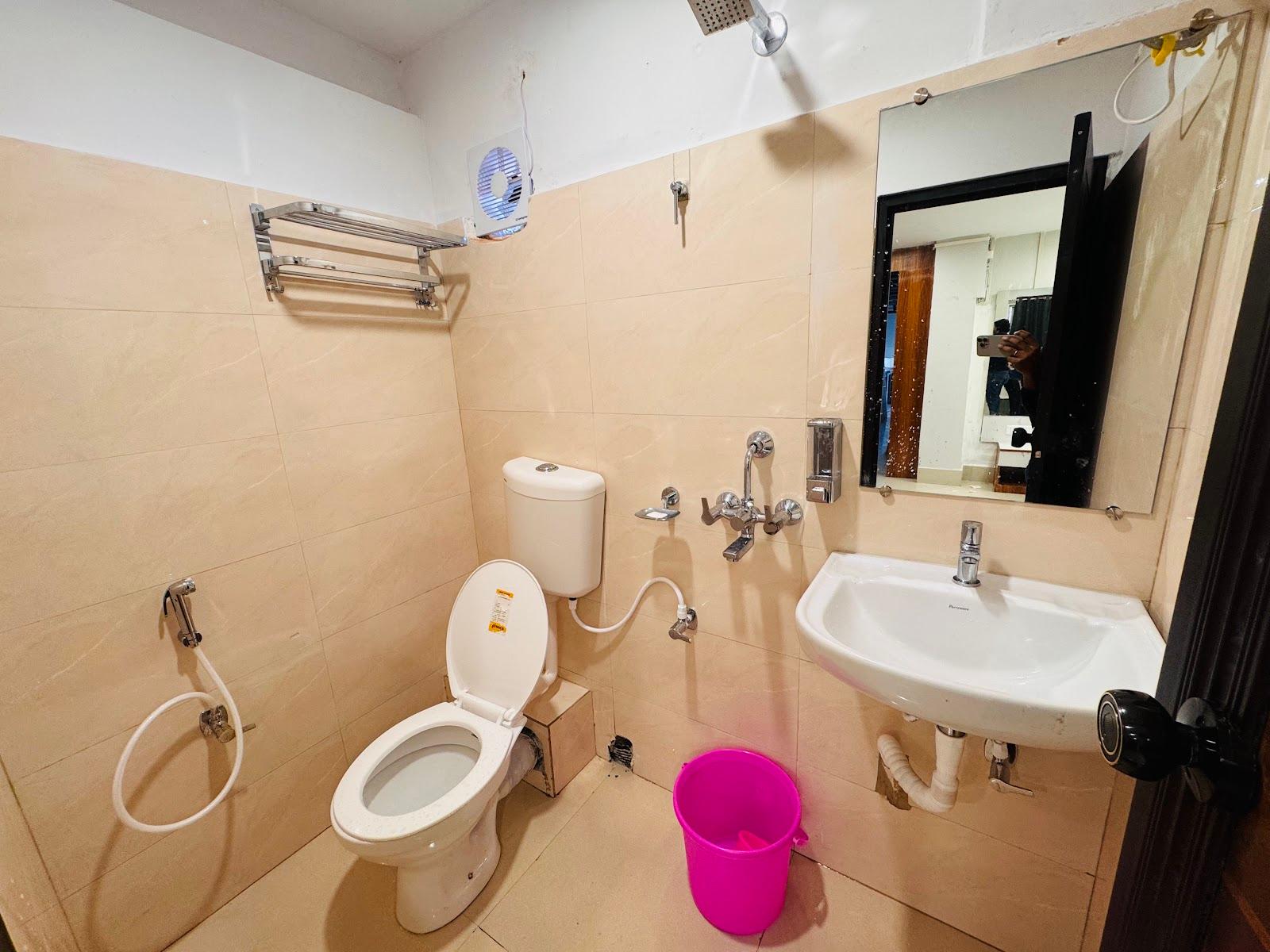 ZQ Guest House(new market dharmatala) – photo 4