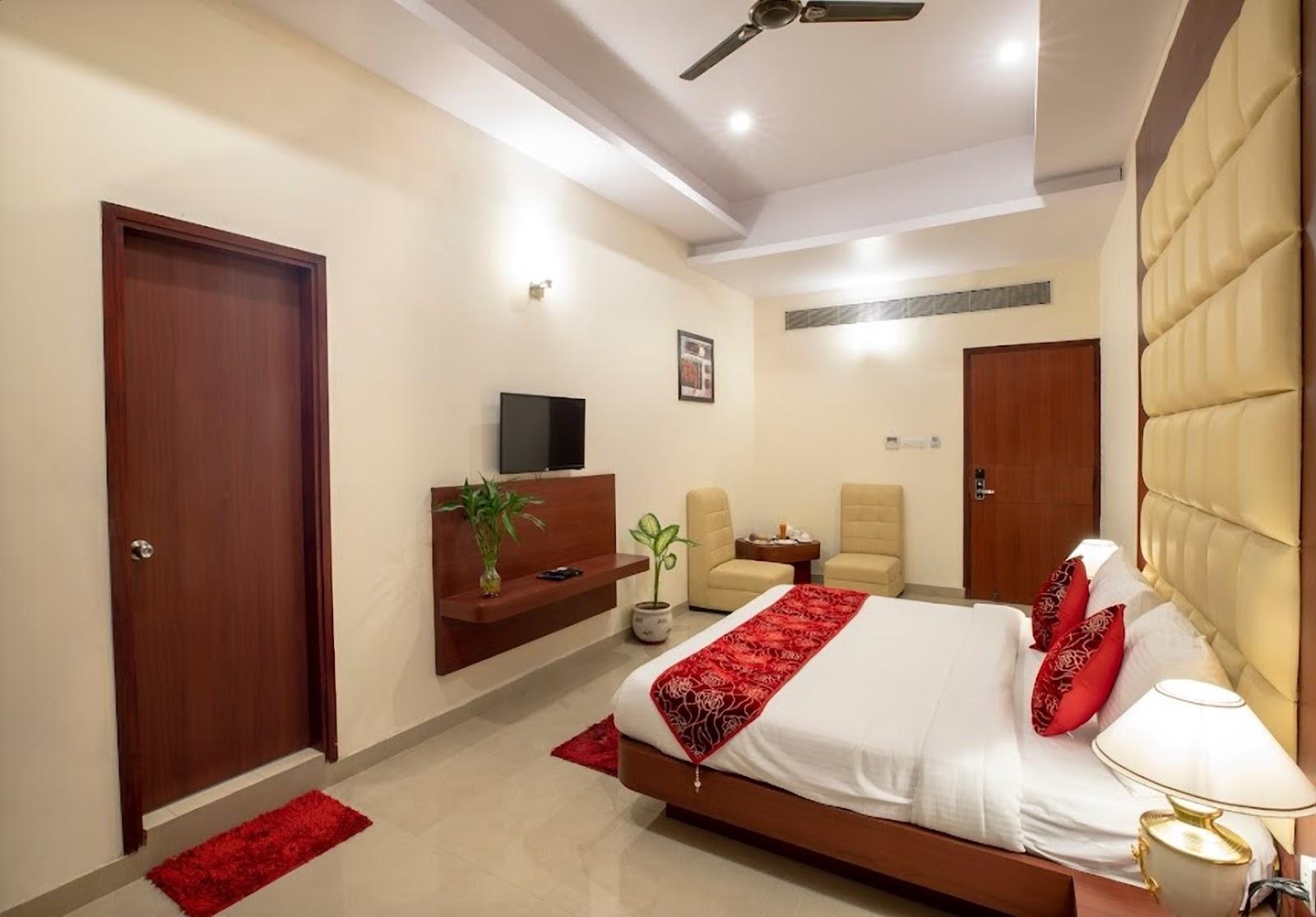 Red K Velvet Hotel – photo 3