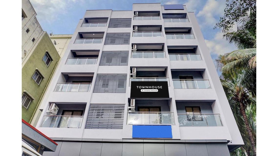 Super Townhouse Amanora Park Town – photo 1