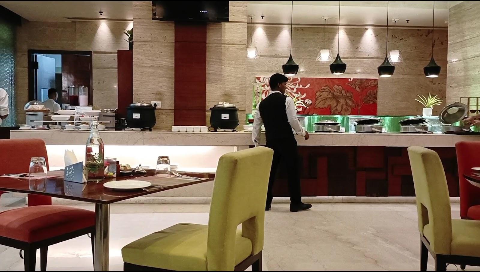 Mahagun Sarovar Portico Suites – photo 2