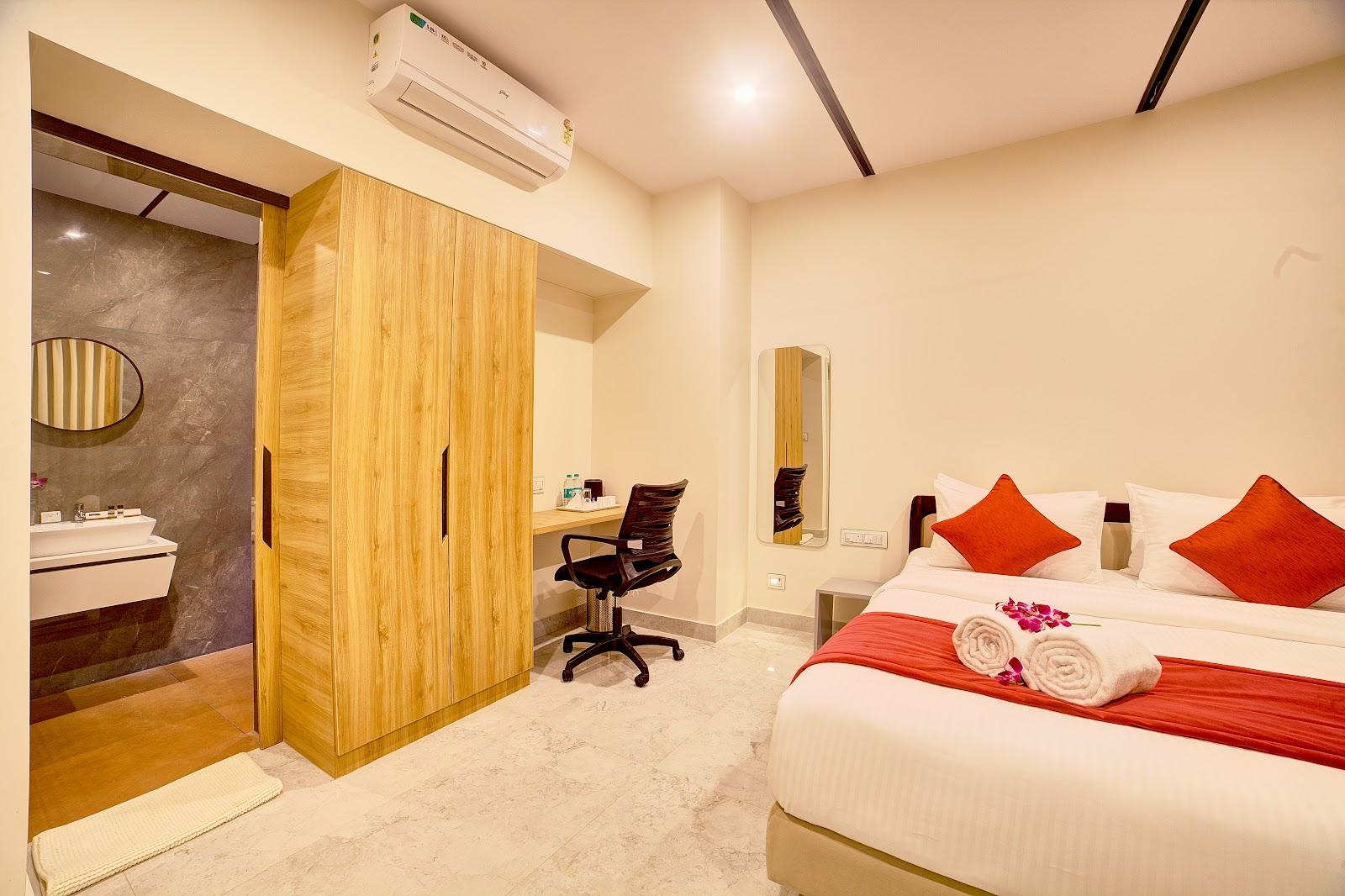 Gateway Transit Hotel – photo 1