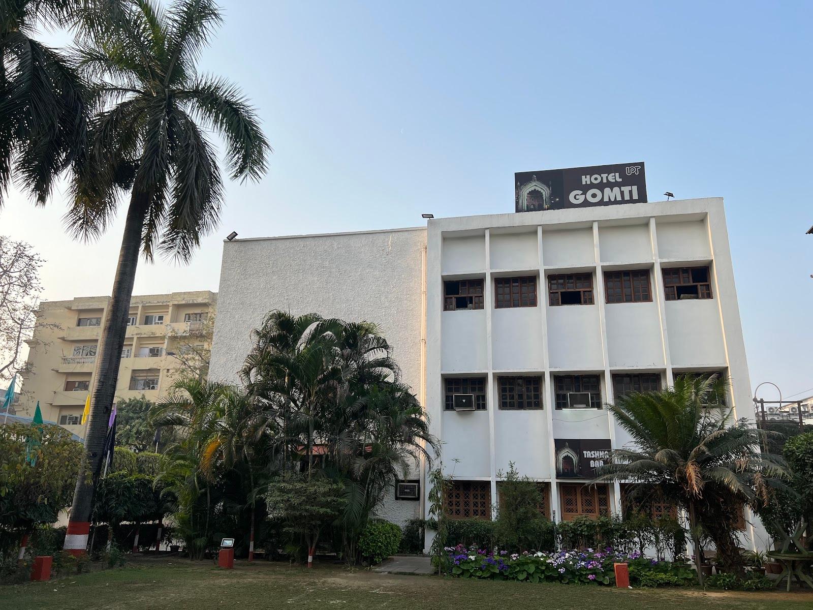 Hotel Gomti at Sapru Marg near Hazratganj – photo 1