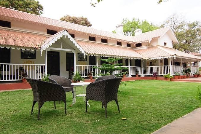 Karnikar Bungalow Hotel