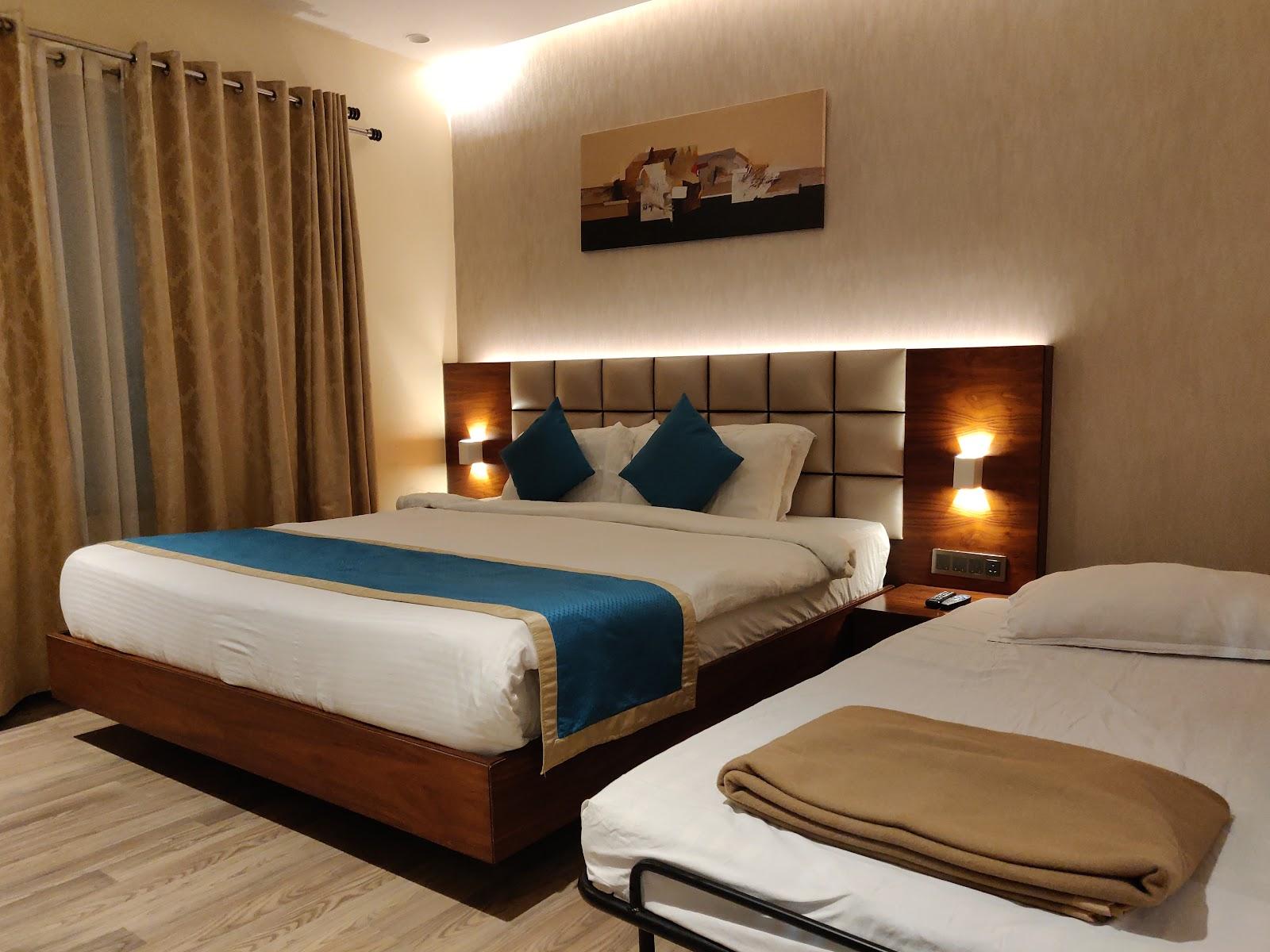 M crown Hotel – photo 3