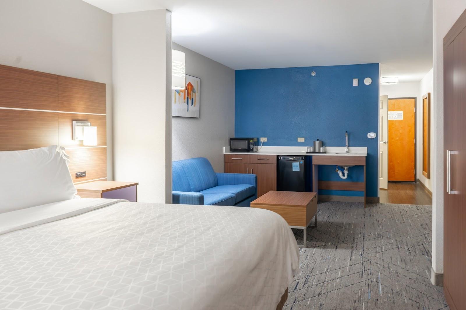 Holiday Inn Express & Suites Lake Zurich-Barrington by IHG – photo 3