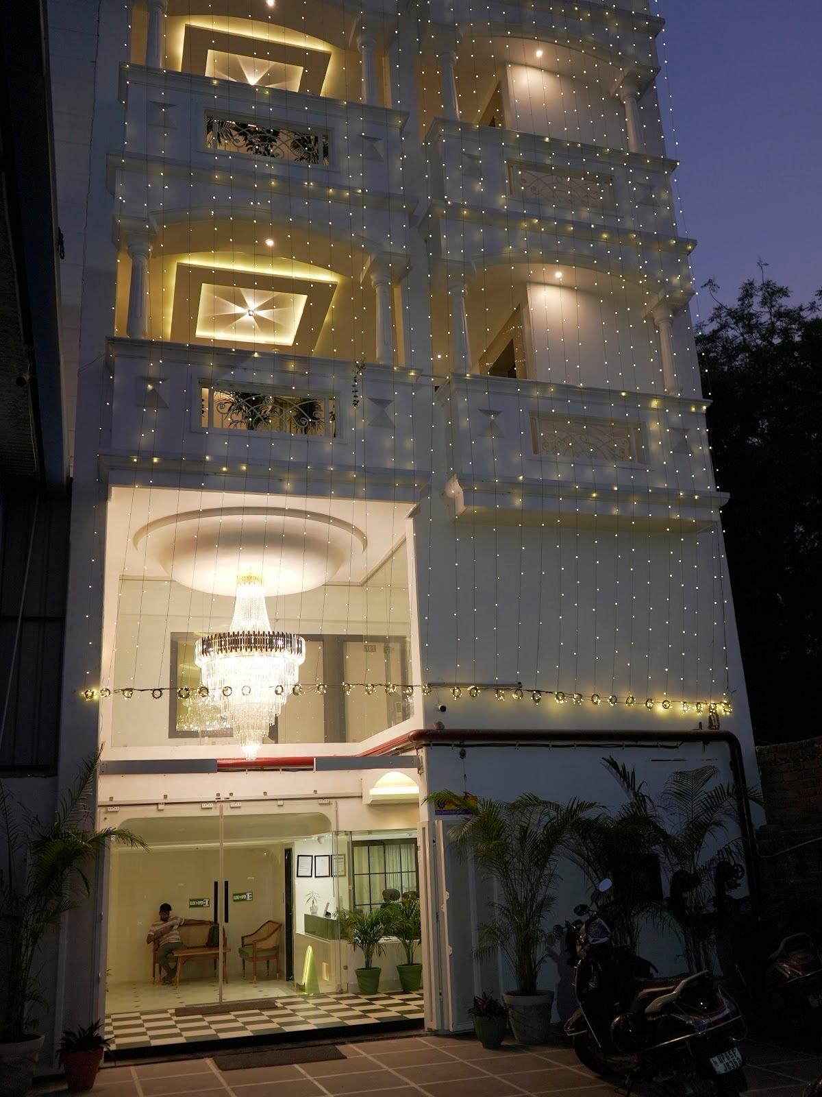 The Lavish Stay – photo 1