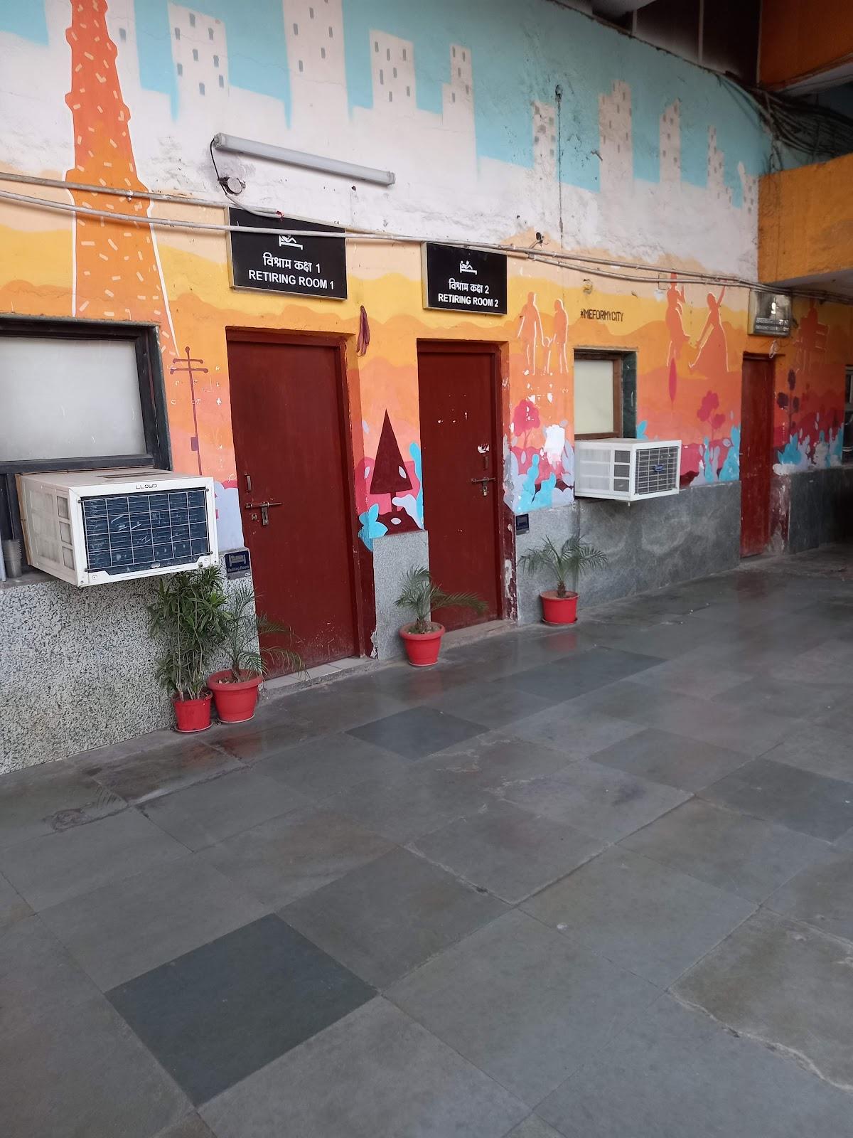 Delhi Station Sleeper Waiting Room – photo 3