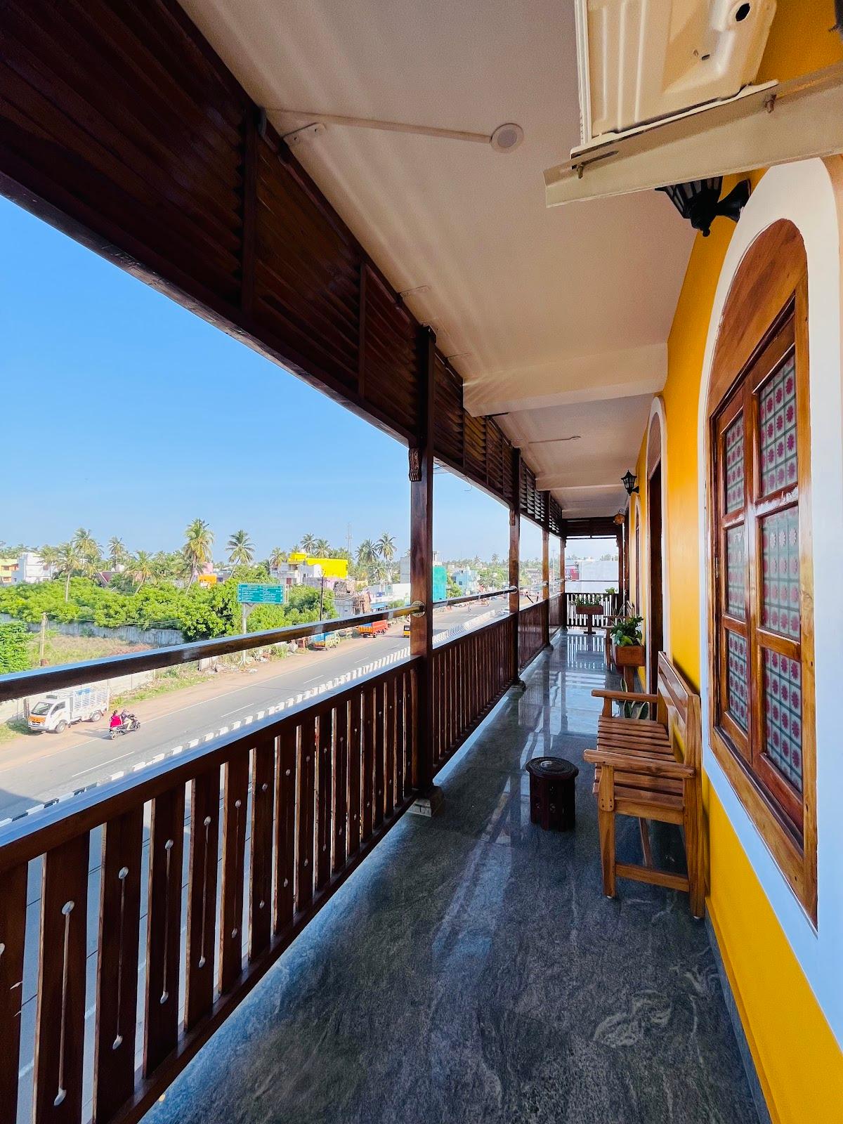 The Luxe Hotel – photo 1