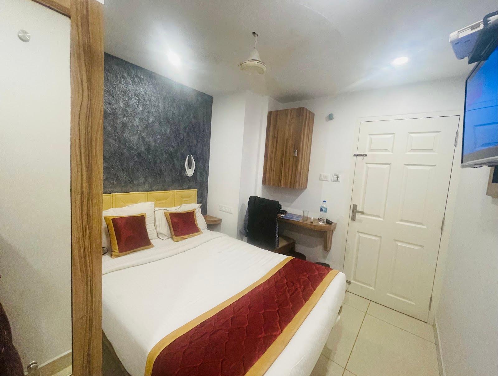 HOTEL FEATHERS – photo 3