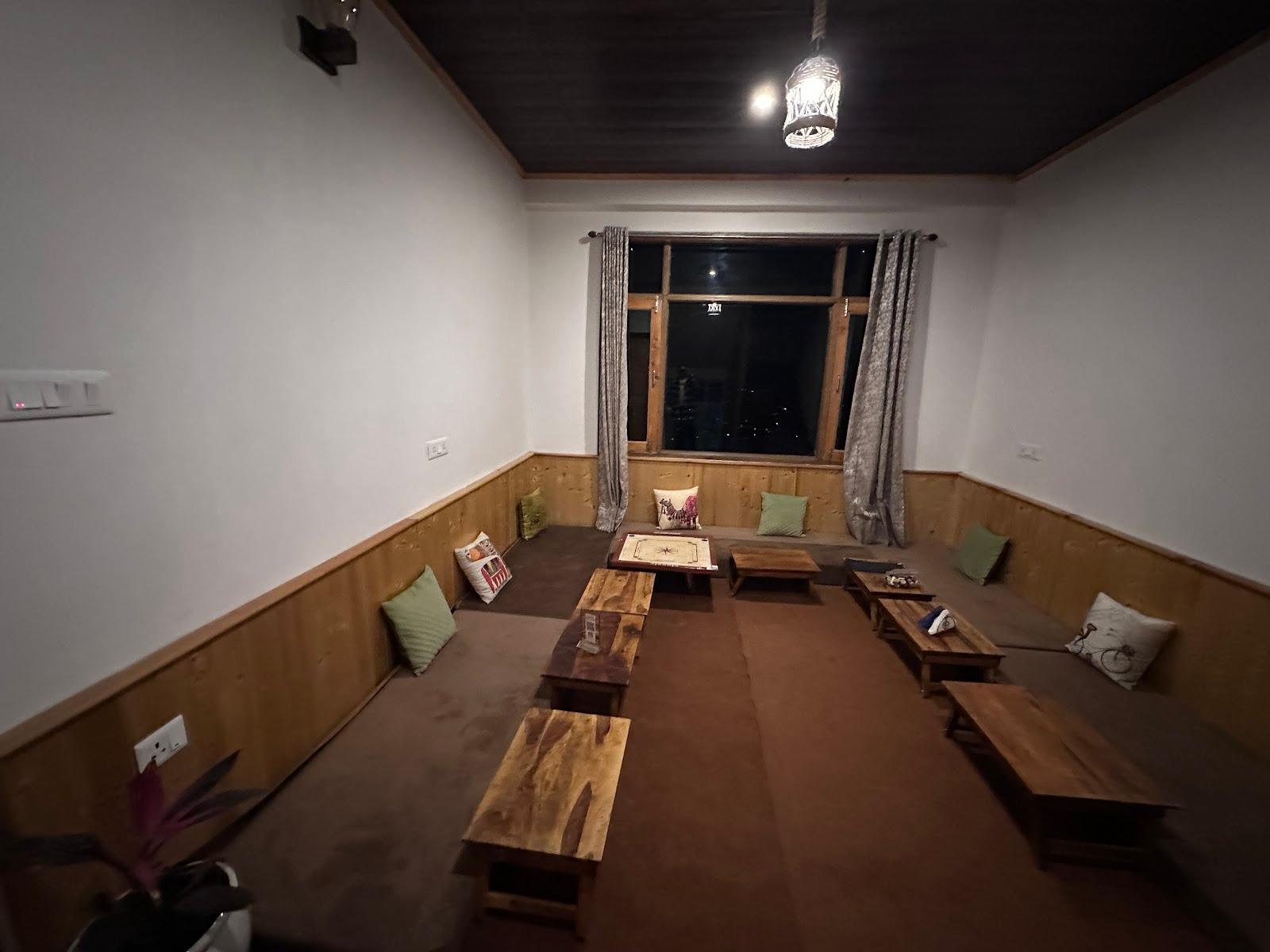 Gadegal Homestay Narkanda | Rooms and Pahadi Cafe