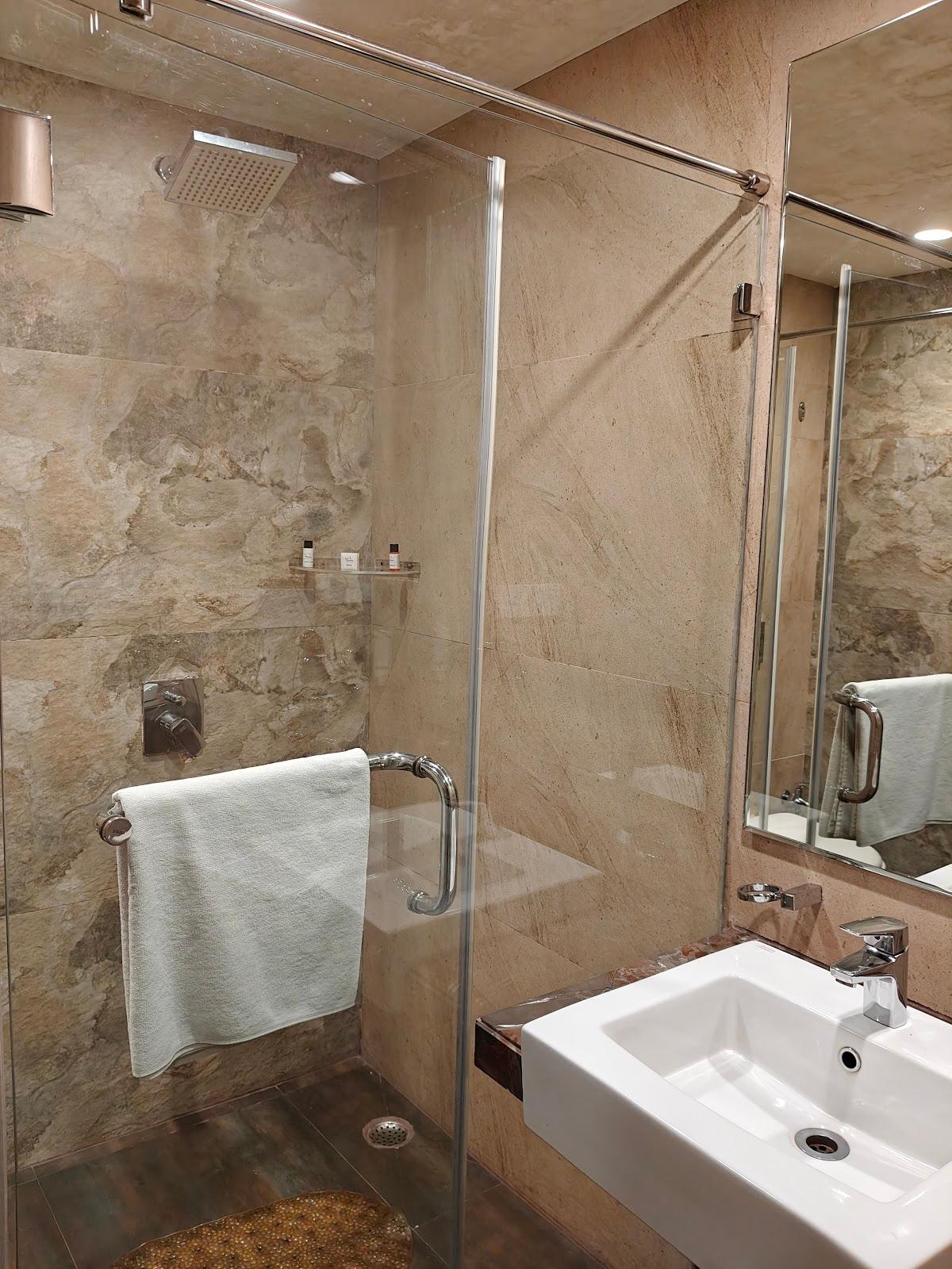 M crown Hotel – photo 4