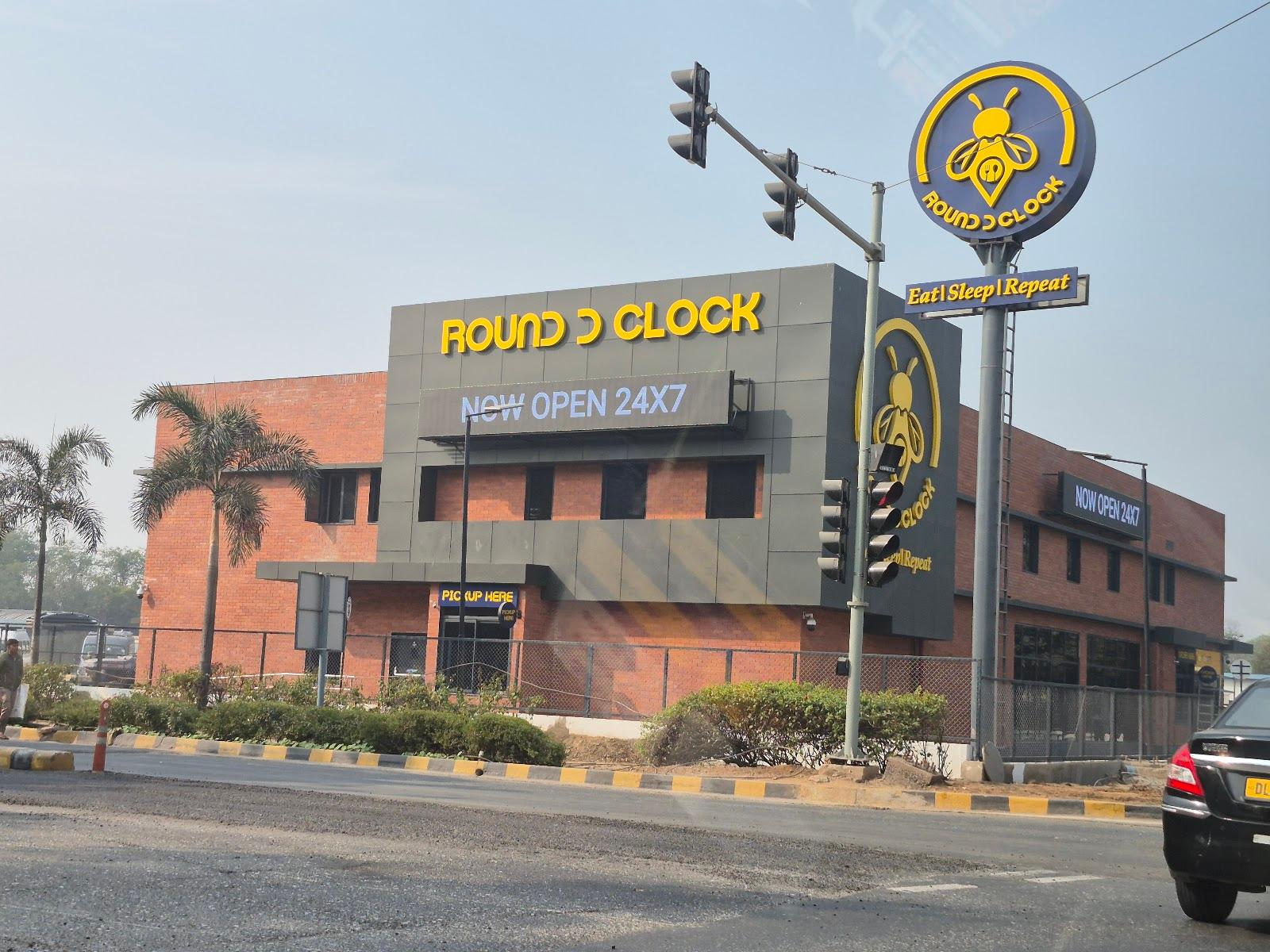 Round D Clock – photo 1