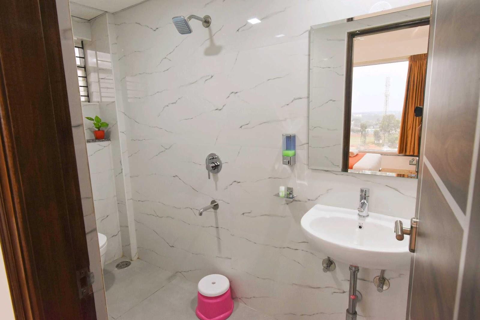 Keerthis Royal Suites Hotel Near Kempegoda Int'l Airport | Hourly Rooms Available – photo 4