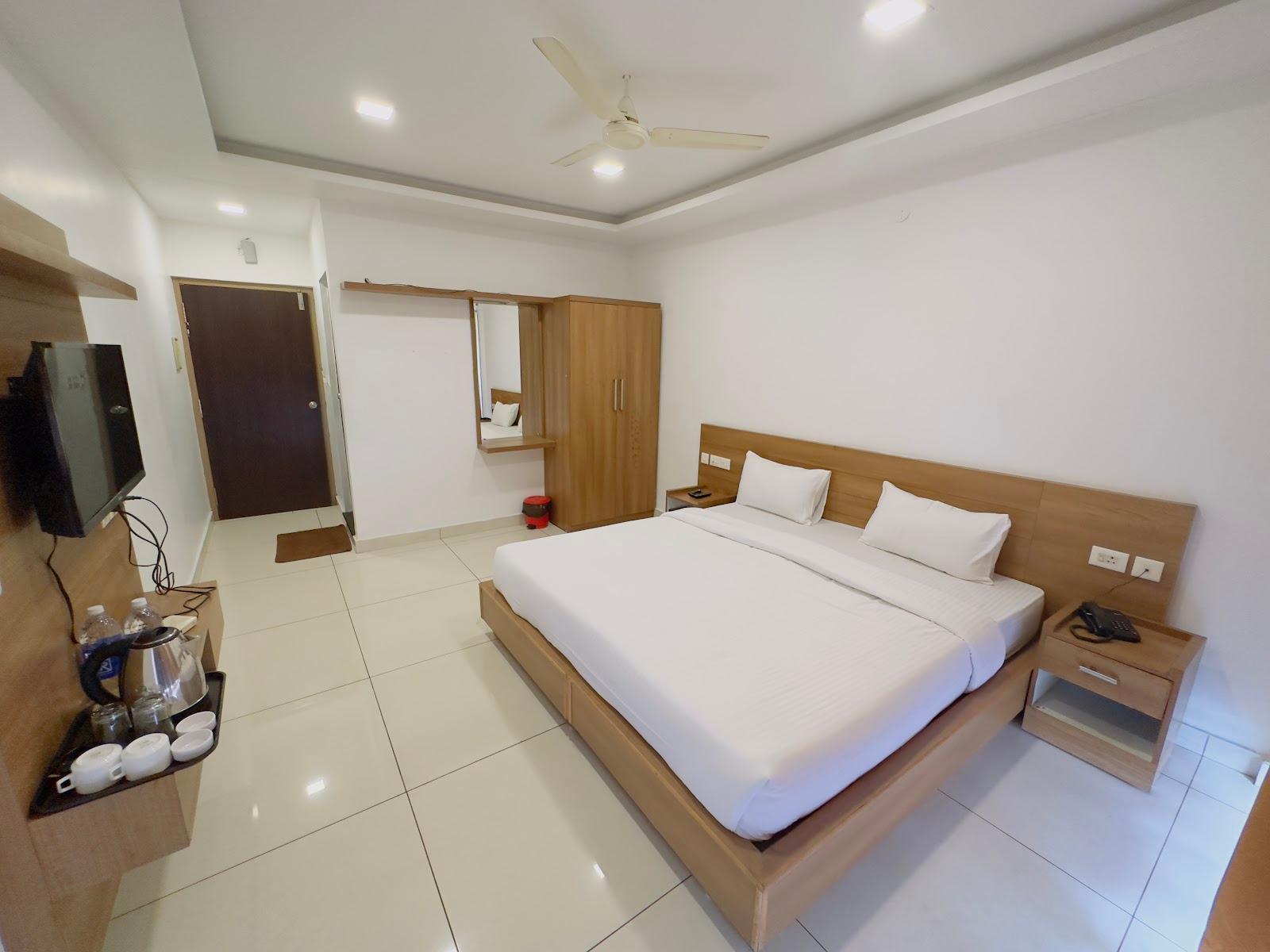 HOTEL LET'S STAY – photo 3