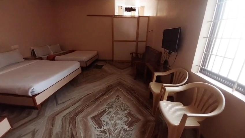 Hotel Saravana Grand – photo 2