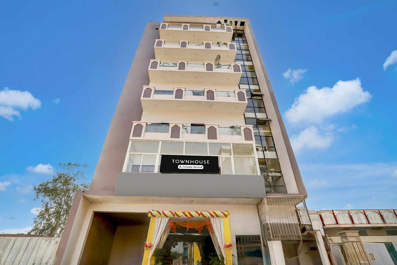 OYO Townhouse Hyderabad Gate IIT BHU Formerly RK Heights – photo 1