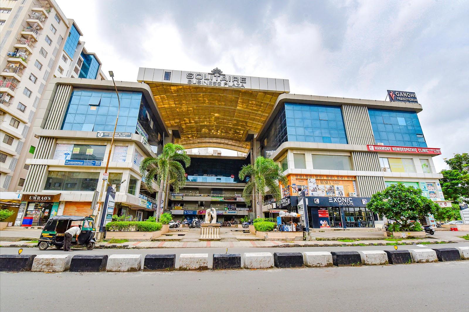 Hotel Solitaire / Collection O Hotel / OYO Rooms / Couples and family Friendly Hotel Near me / Hotel In Surat