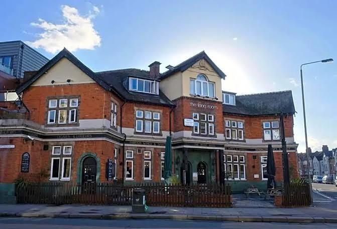 The Long Room Bar & Hotel – photo 4