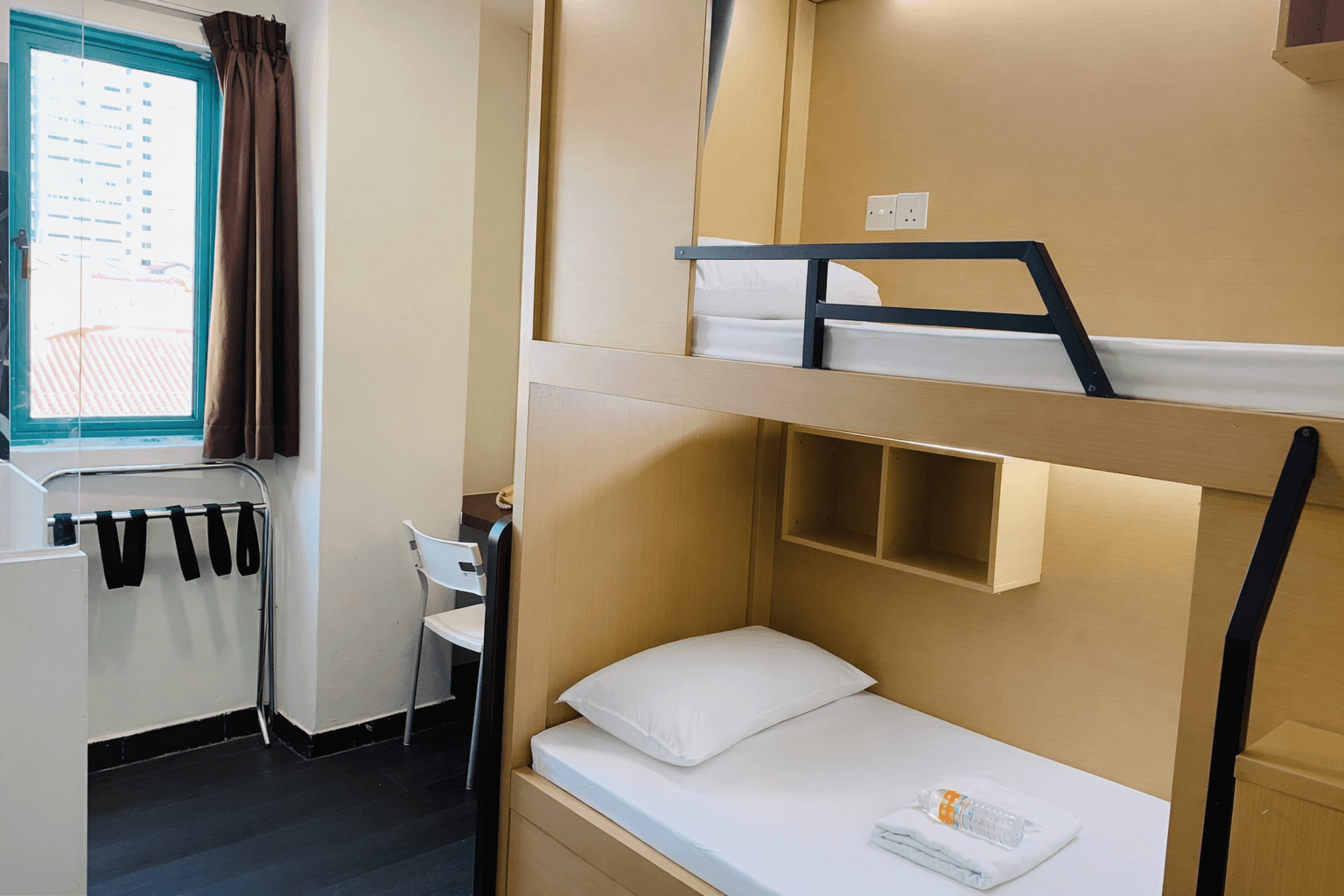 A Hotel Desker – photo 2