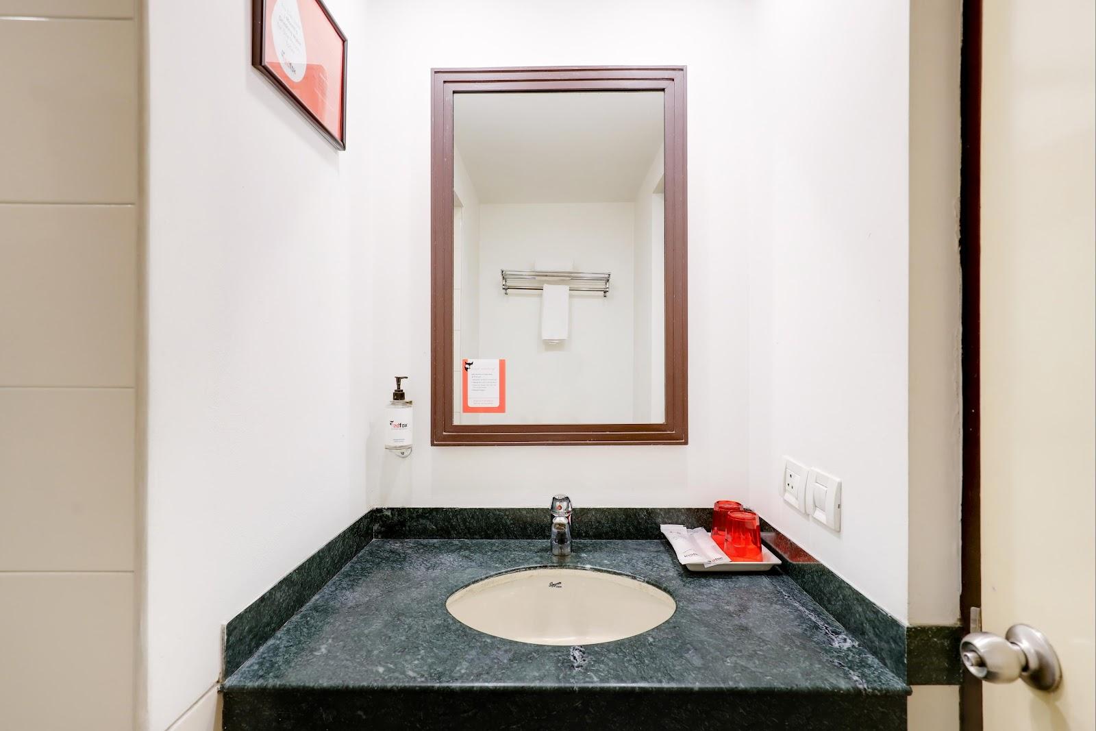 Red Fox by Lemon Tree Hotels, East Delhi – photo 4