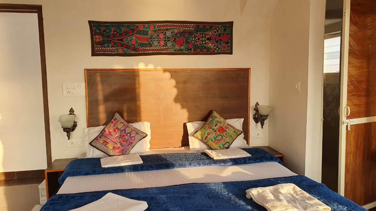 PEACOCK GUEST HOUSE :- LAKE VIEW HOTEL IN UDAIPUR – photo 3