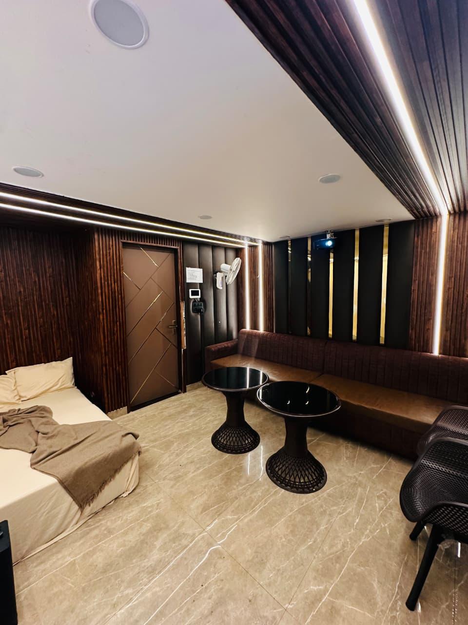 ROYAL ROOM RESIDENCY – photo 4