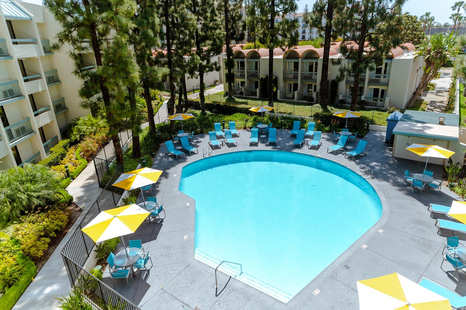 Howard Johnson by Wyndham Anaheim Hotel & Water Playground – photo 4