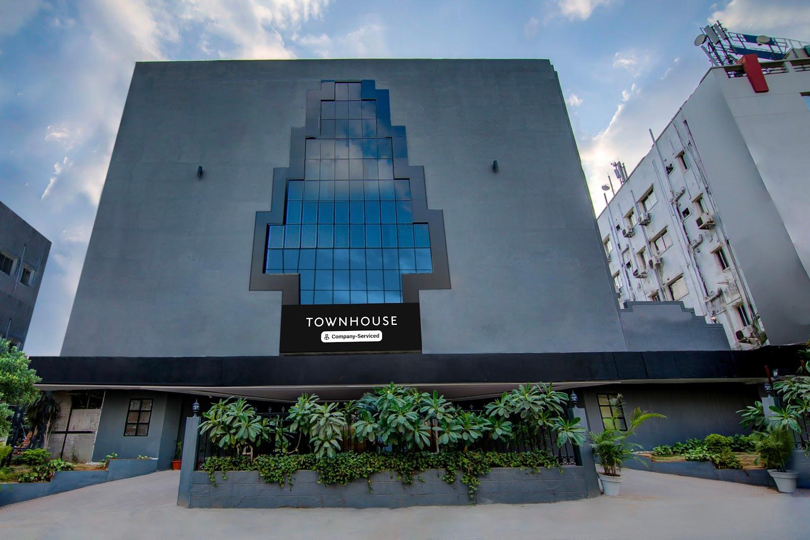 Super Townhouse by OYO Lakdikapul