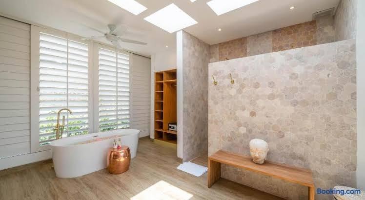 Luxurious New Designer Villa Next to the Beach – photo 4