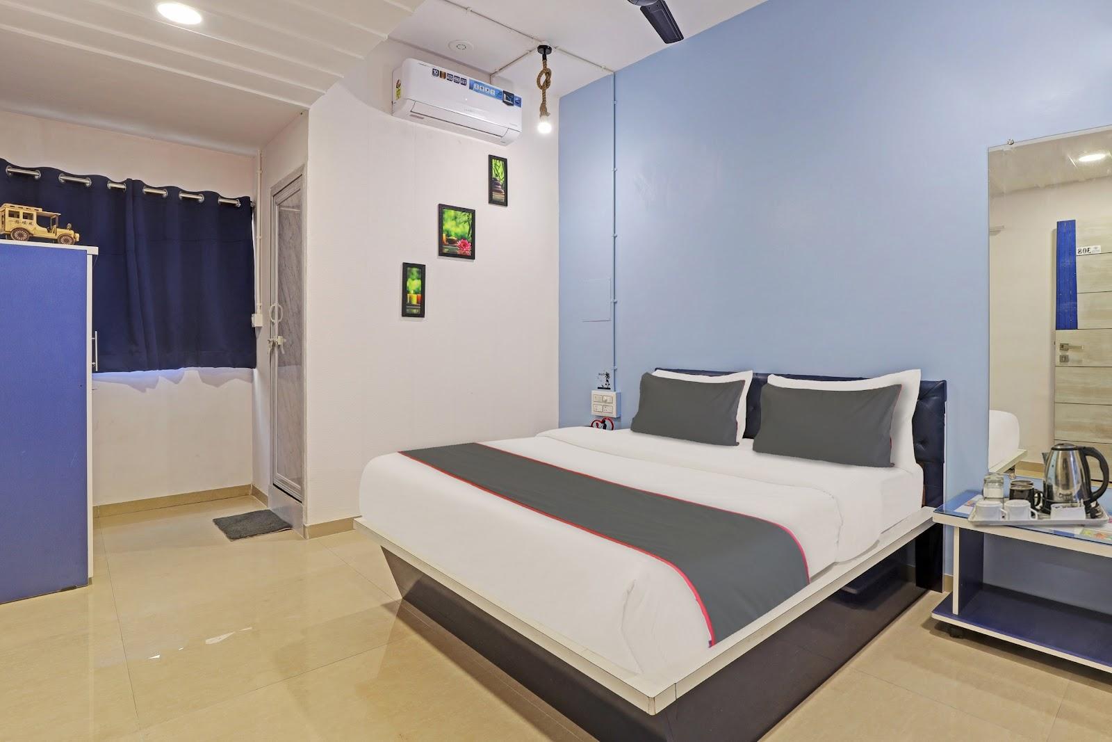 Hotel Solitaire / Collection O Hotel / OYO Rooms / Couples and family Friendly Hotel Near me / Hotel In Surat – photo 3