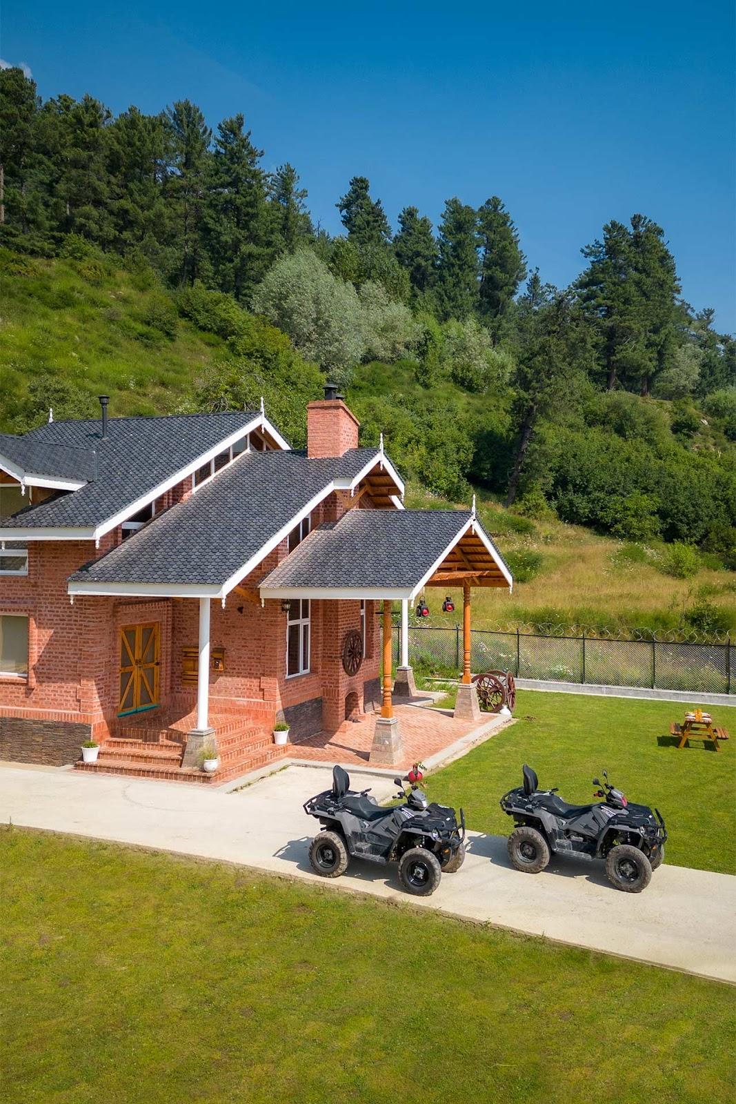 StayVista at Suroor in Gulmarg | 3 BHK Luxury Holiday Home with Central Heating – photo 1