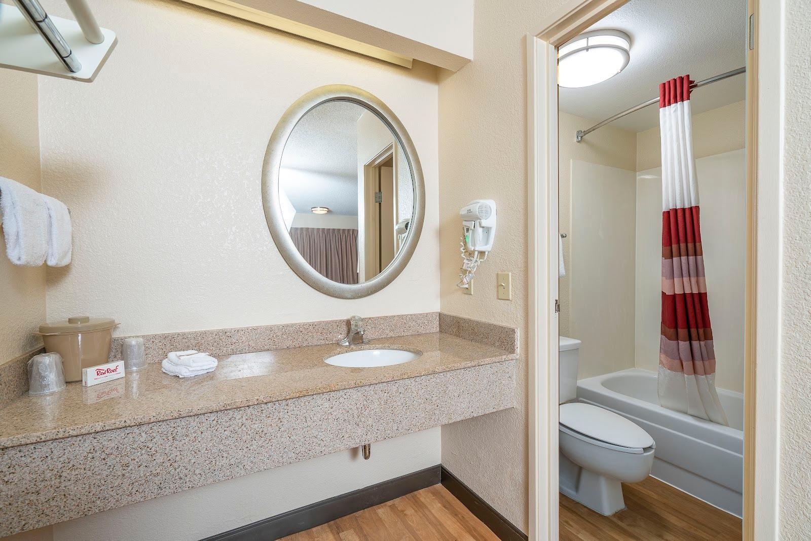 Red Roof Inn Edison – photo 3