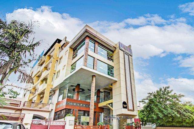 Super Townhouse OAK Hind Palace Near Gomti Riverfront Park – photo 1