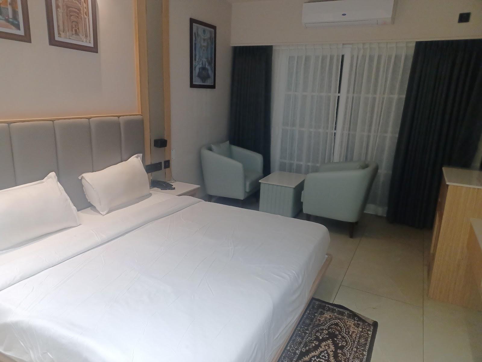 HOTEL SIGNATURE SUITES – photo 3