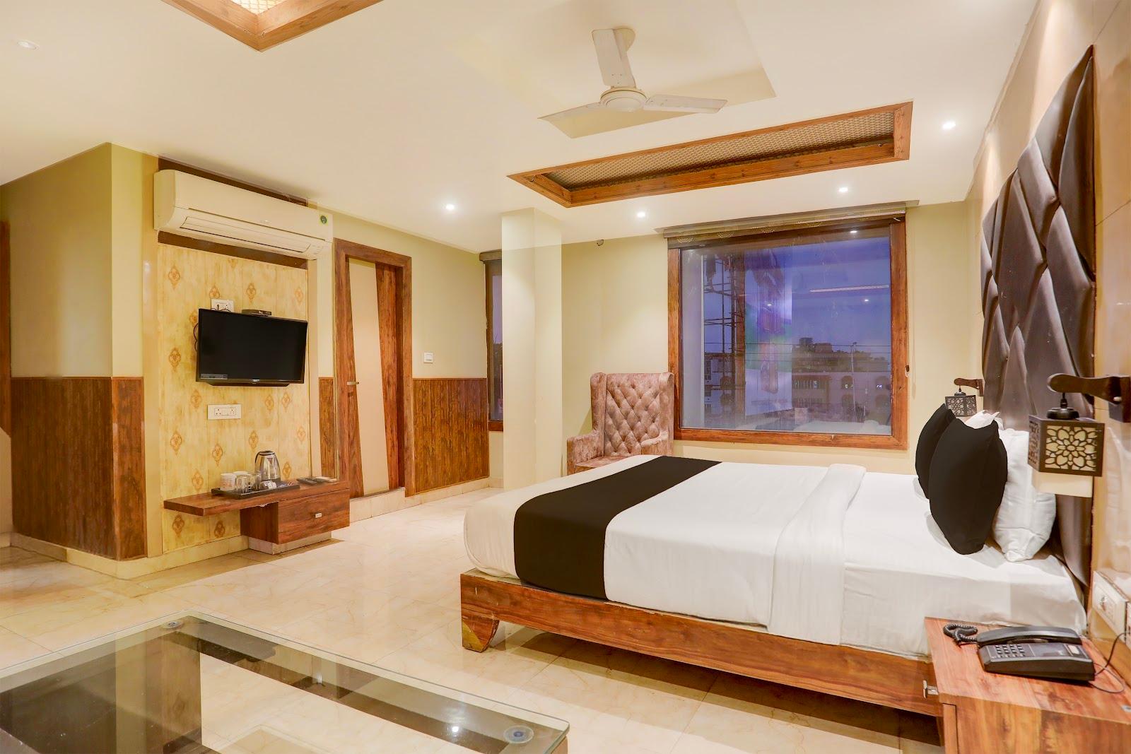 THE GOLDEN CROWN HOTEL , BANQUET & CAFE – photo 3