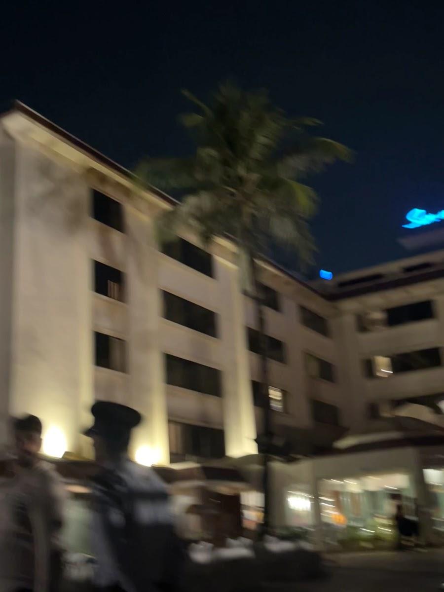Sun-n-Sand Hotel – photo 3