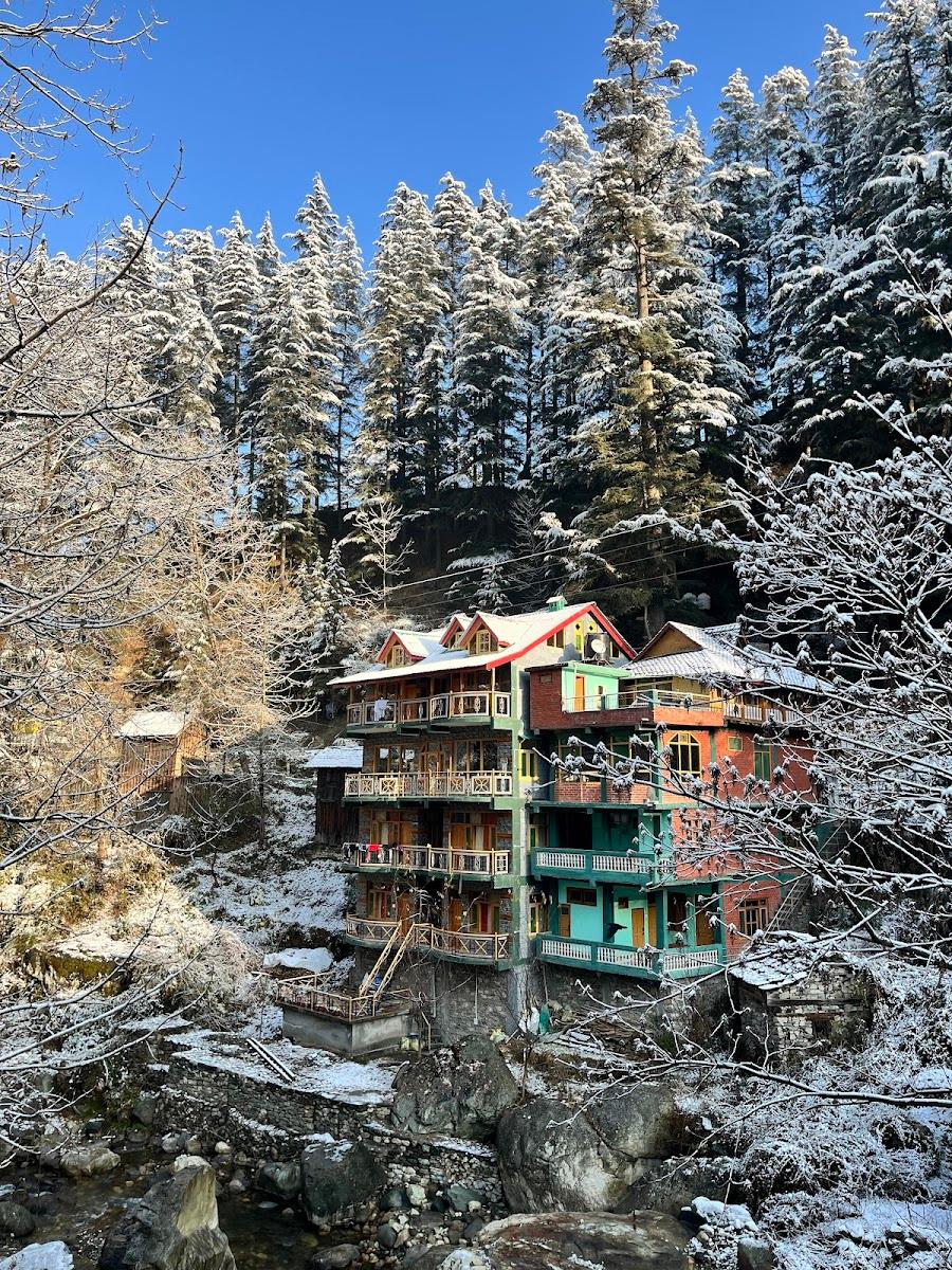 Madpackers Jibhi (Hostel and Cafe )