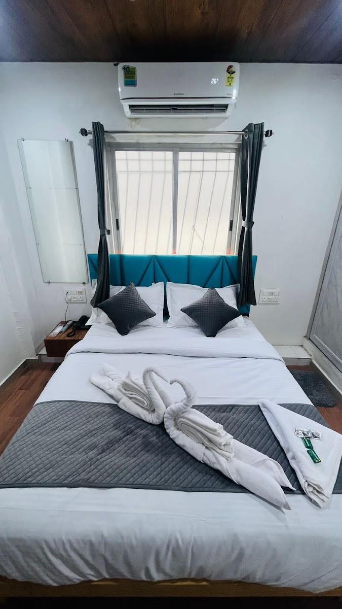 Hotel Silk / Hotel AC Rooms / hotels near Parvat Patiya – photo 1