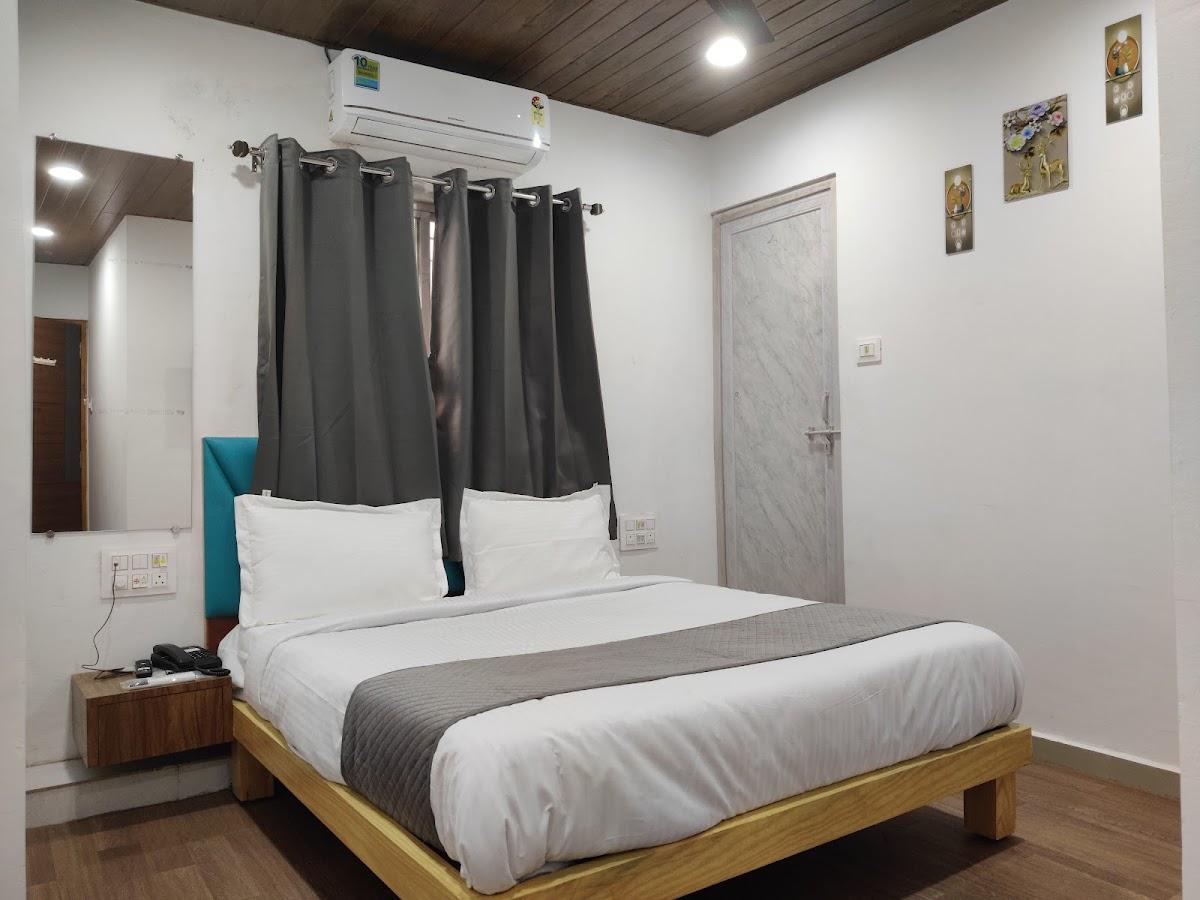 Hotel Silk / Hotel AC Rooms / hotels near Parvat Patiya – photo 3