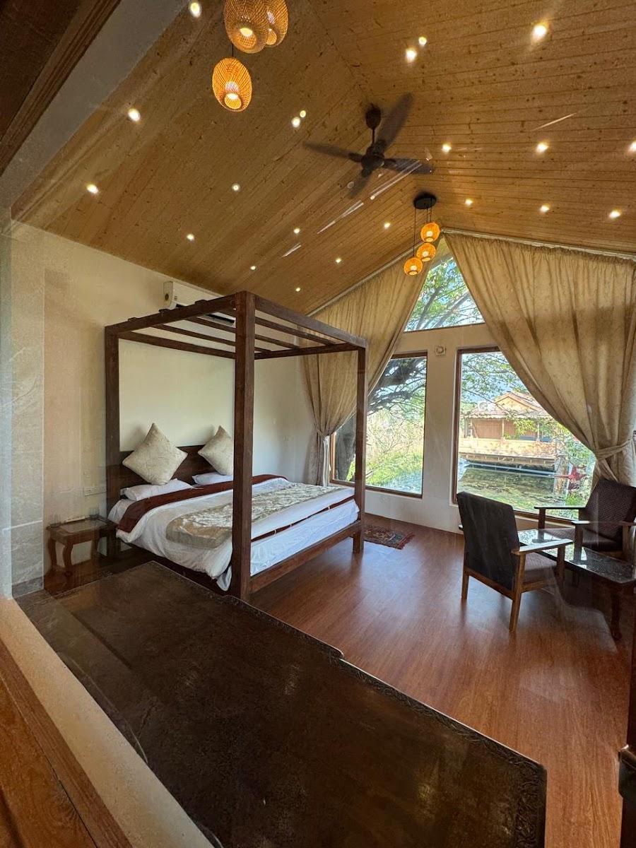 Nigeen Vista Lakeside Chalet – photo 1
