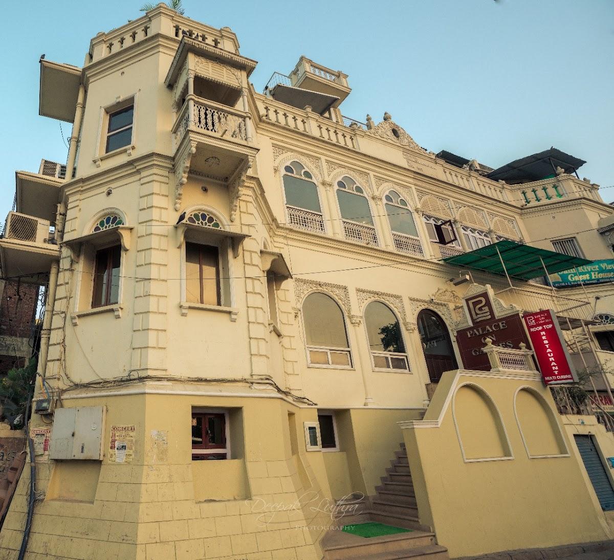 Palace on Ganges- Varanasi – photo 1
