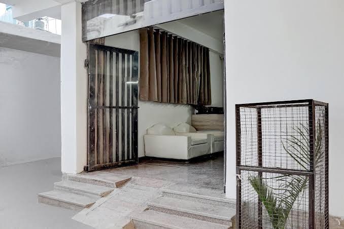 Super Collection O by OYO Sector 7 Rohini Formerly Giriraj Residency – photo 1