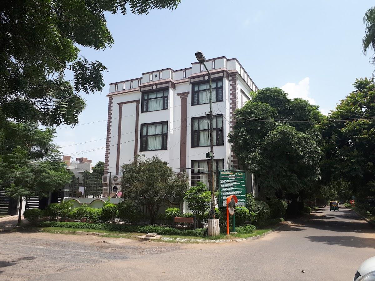 The Empire Stays - Golf Course Road – photo 4